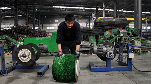 Tel ve soğan çuvalıyla tasarladıkları çimli çiti dünyaya satıyorlar