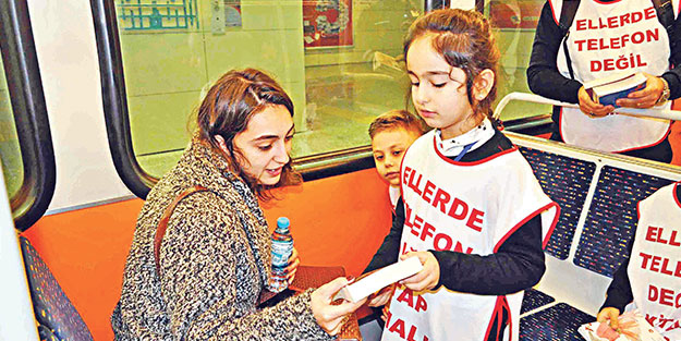 Telefon bağımlılığına karşı kitap seferberliği