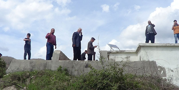 Telefon çeksin diye 500 metre yürüyorlar