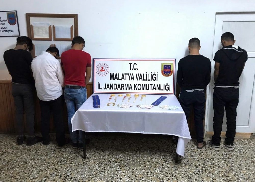 Telefon dolandırıcıları jandarma ekiplerine takıldı 