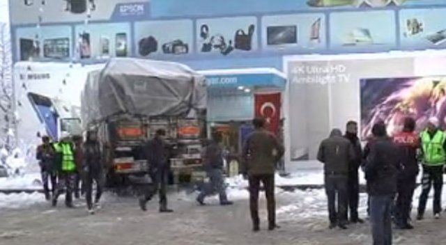 Telefon dükkanına kamyonla daldı