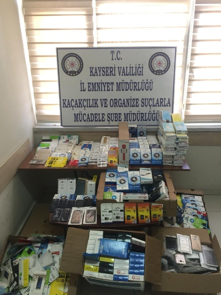 Telefon dükkanına operasyon: 3 bin 100 adet kaçak cep telefon aksesuarı ve yedek parçası ele geçirildi 