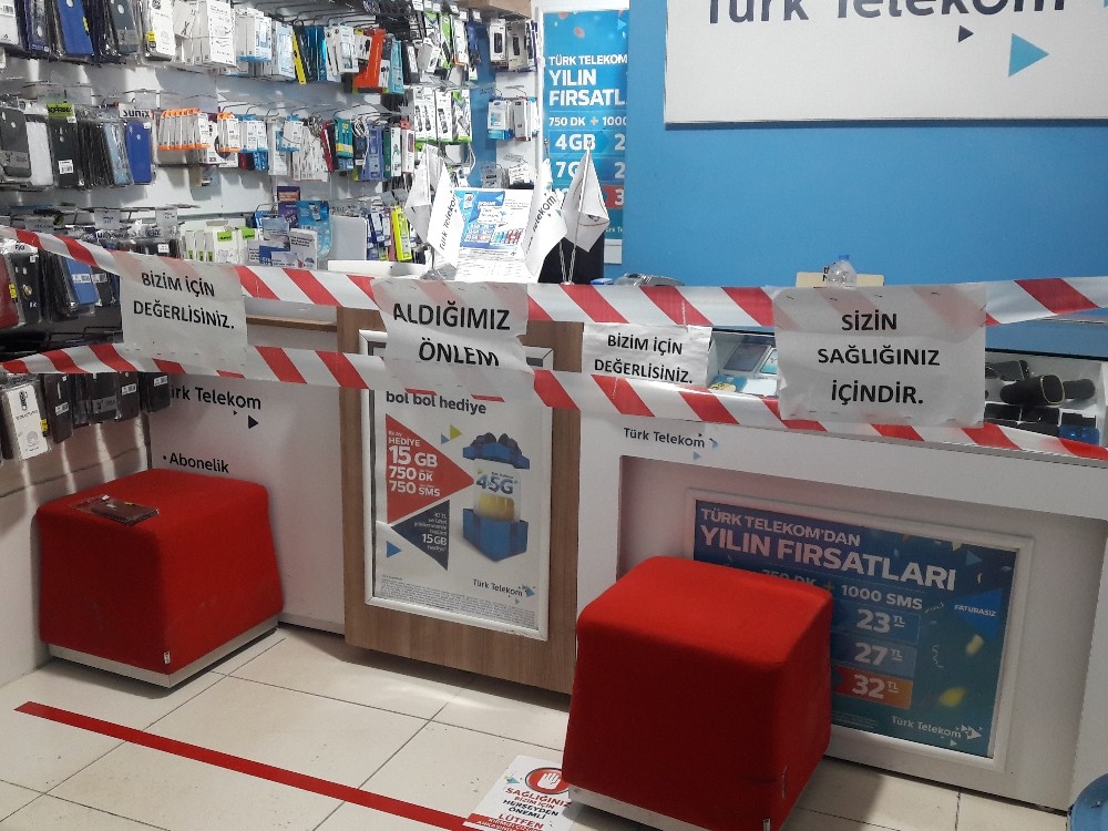 Telefon dükkanından müşterilere ’1 metre mesafe’ kuralı 
