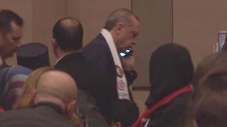 Telefon gelince Erdoğan salondan ayrıldı!