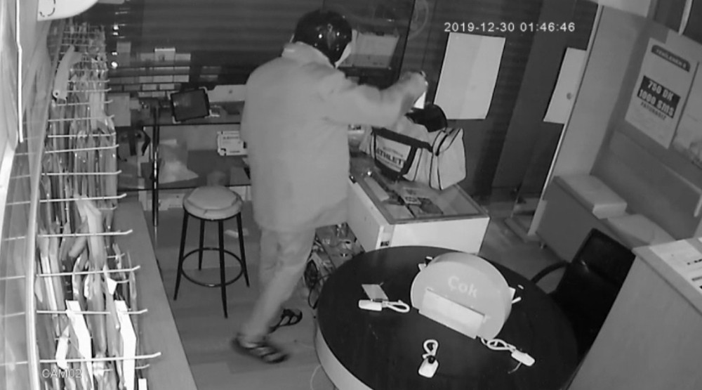 Telefon hırsızı kamerada 