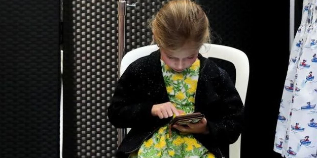 Telefon uyarısı! Bilim insanları açıkladı: 'Çocuklara 13 yaşına kadar cep telefonu vermeyin'