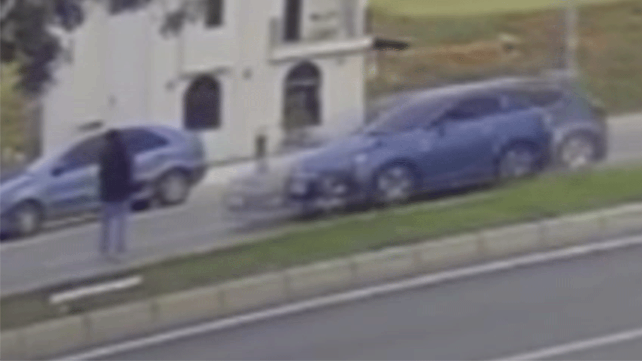 Telefona bakarak yürürken araba çarptı: Genç kızın durumu kritik!