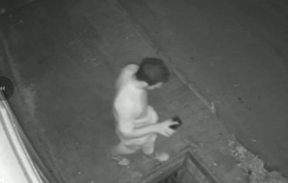 Telefona bakarak yürürken mazgala düştü!