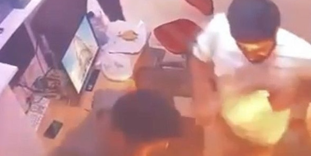 Telefona tornavida sokunca bomba gibi patladı!
