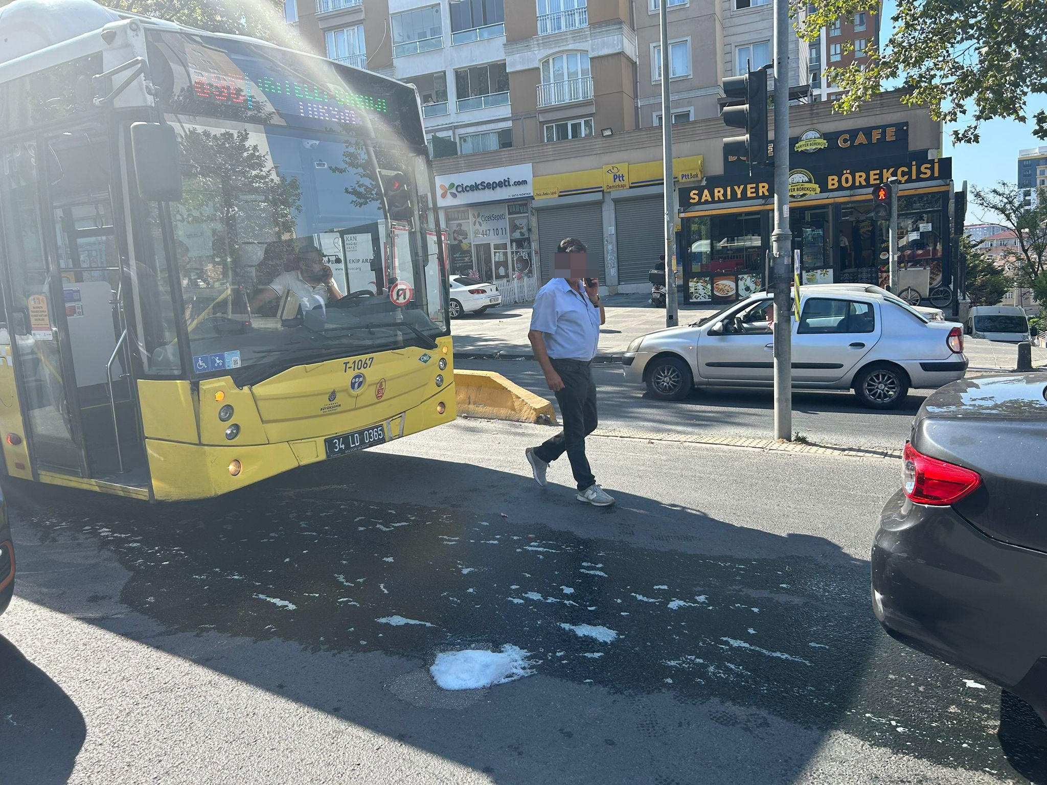 Telefonla ilgilenen İETT şoförü öndeki araca bindirdi