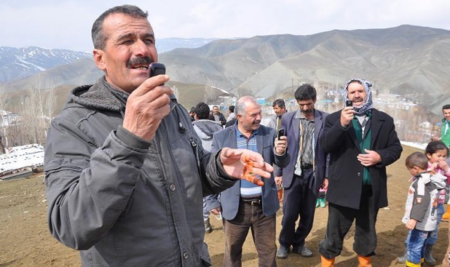 Telefonla konuşmak için dağa çıkıyorlar