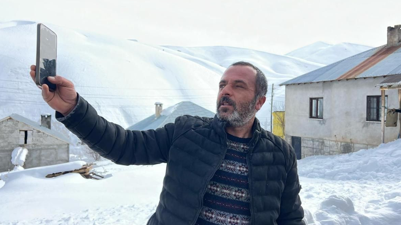 Telefonla konuşmak için karlı yolları aşıyorlar!