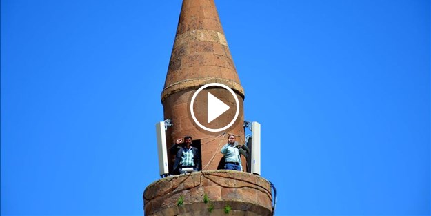 Telefonla konuşmak için minareye çıkıyorlar