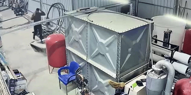 Telefonla konuşurken bodrum kata düştü, o anlar kameraya yansıdı