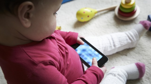 Telefonla oynayan bebekler daha az uyuyor