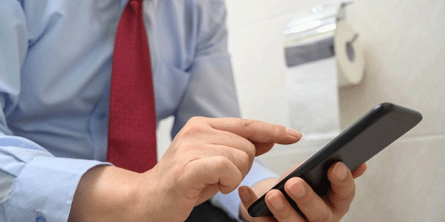 Telefonla tuvalette vakit geçirenlere kötü haber! Bu hastalığa yakalanmış olabilirsiniz