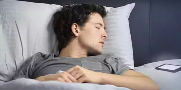 Telefonu baş ucuna koyup uyuyanlar yandı!