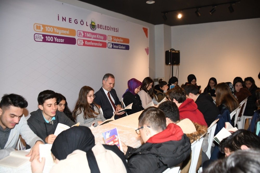 Telefonu bırakıp kitap okuyana okudukları kitap hediye 