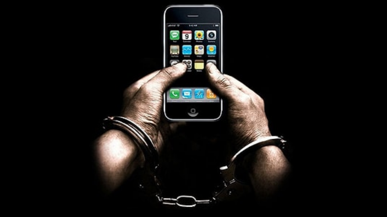 Telefonu elinden alınınca cinnet getirdi: Annesi ve ağabeyini bıçakladı