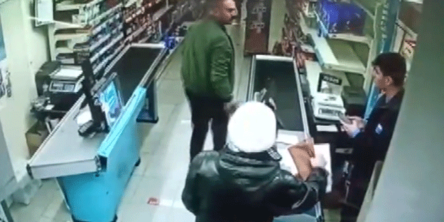 ‘Telefonum kayboldu’ dedi! 19 yaşındaki kasiyeri tokatladı