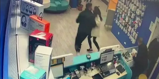 Telefonun fiyatı fazla gelince satıcıyı vurdu!