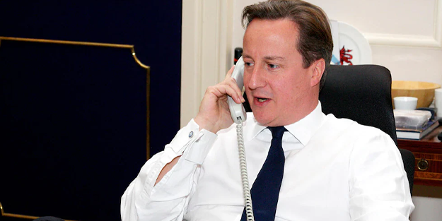 Telefonun ucundaki kişi kim? İngiliz Bakanı fena keklediler