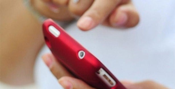 Telefonuna el koyan babasını ihbar etti! Polisten tokat gibi cevap