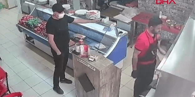 Telefonunu çalan adama kendi elleriyle kebap hazırladı