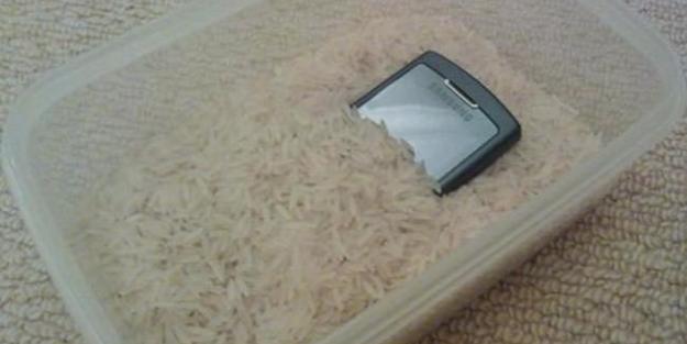 Telefonunuz böyle olursa pirincin içine yatırın!