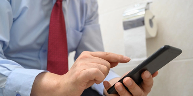 Televizyon karşısında giyinip soyunanlar ve tuvalette telefon kullananlar yandı! Güvenilir uygulamalar bile görüntü alıyor!