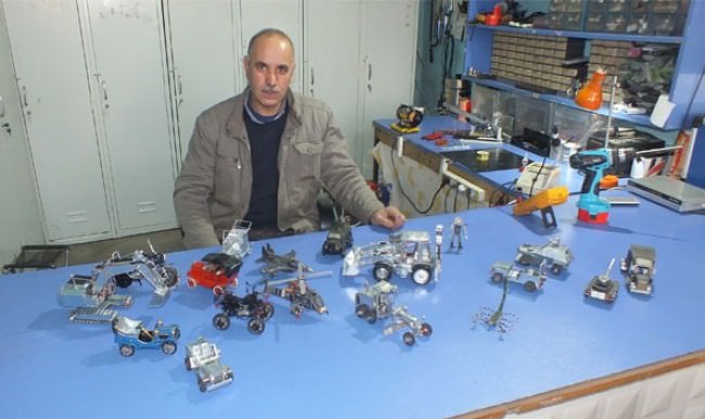 Televizyon parçalarıyla maket oyuncaklar üretiyor