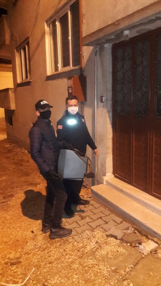 Televizyonu arızalanan yaşlı teyzeye Vefa Sosyal Destek Grubundan destek 