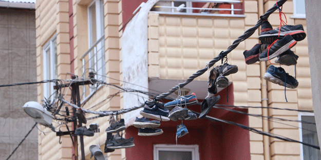 Tellere asılı ayakkabılar tüm mahalleyi tedirgin ediyordu… Sırrı çözüldü