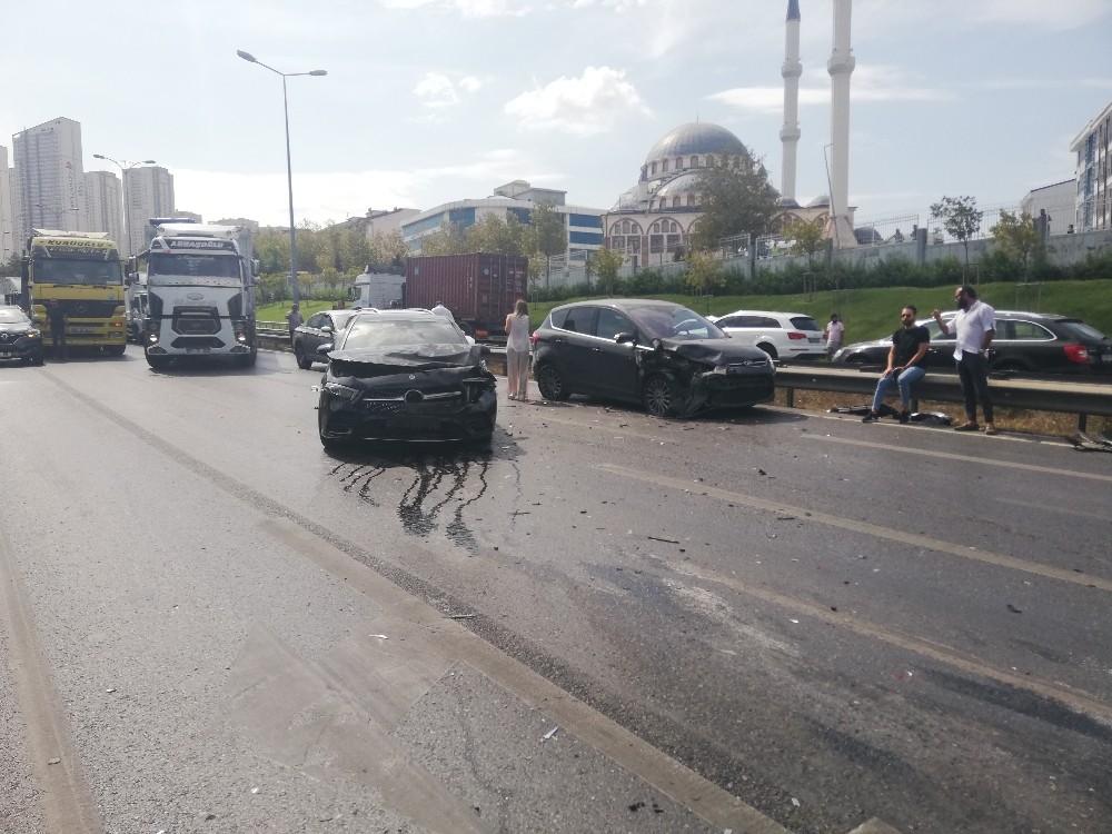 Tem bağlantı yolunda 8 araçlık zincirleme kaza 