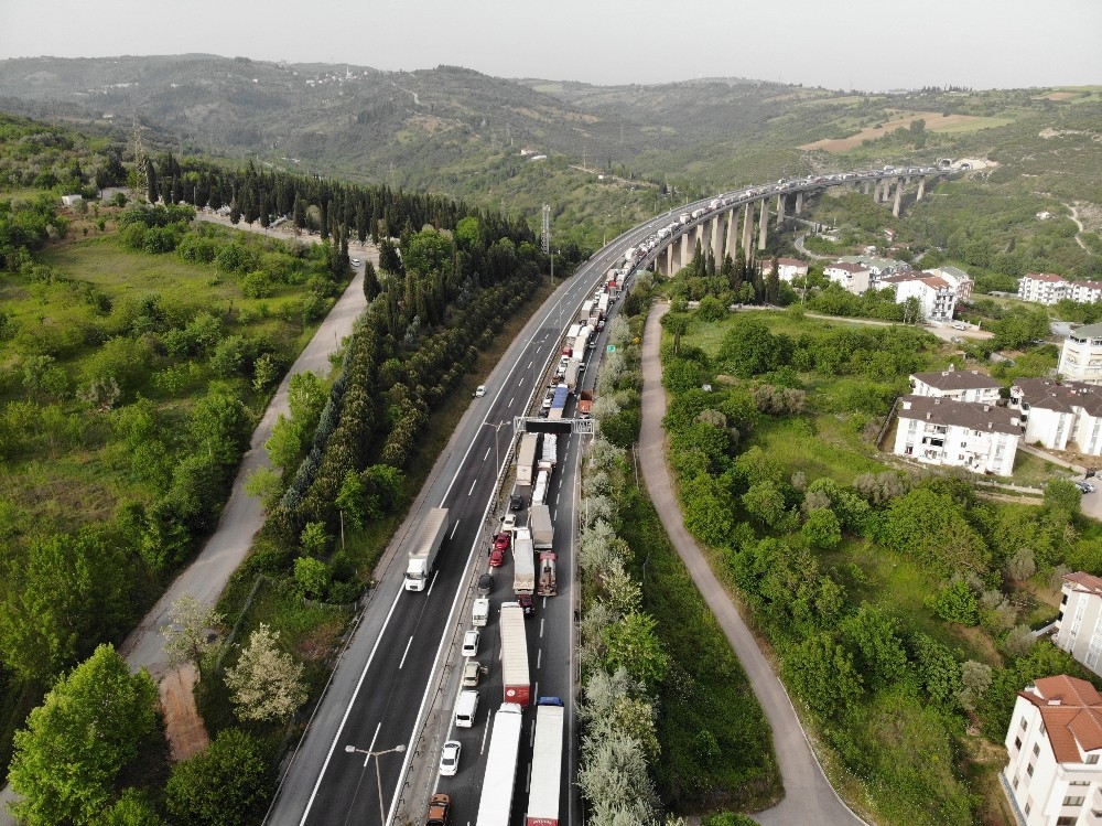 TEM Otoyolu 2 buçuk saatte trafiğe açılabildi 