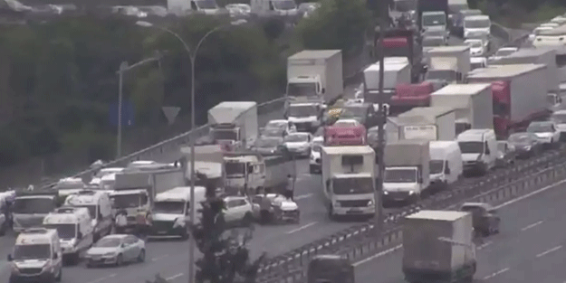 TEM Otoyolu Esenyurt mevkiinde zincirleme trafik kazası