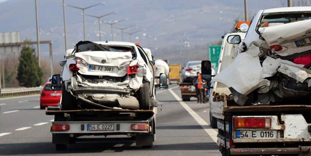 TEM Otoyolu fena karıştı! 9 araç, 8 yaralı