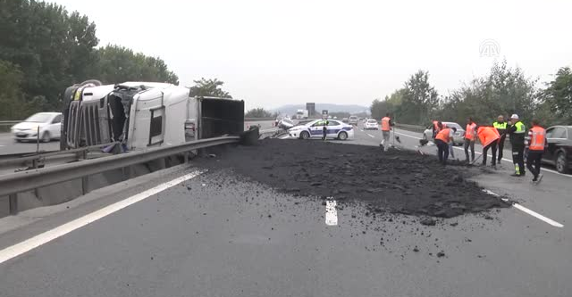 Asfalt yüklü TIR devrildi: 2 yaralı