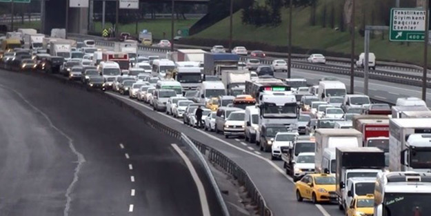 TEM Otoyolu üzerinde korkutan olay! Trafik alt üst oldu