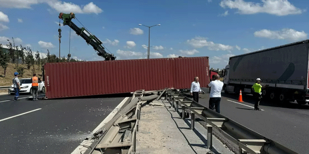 TEM Otoyolu'na devrilen tır trafiği aksattı