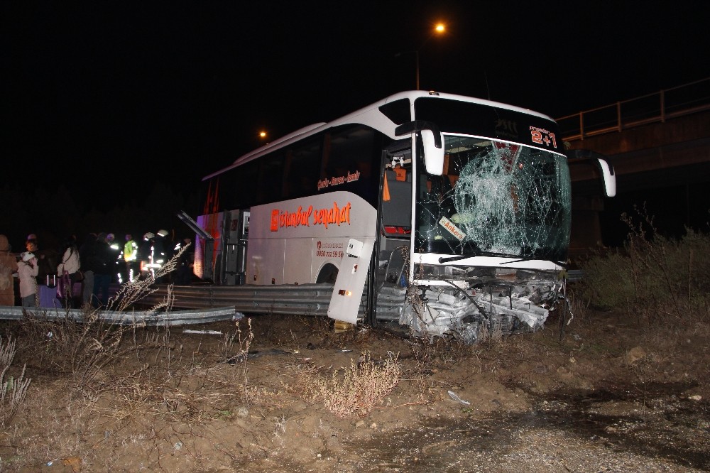 TEM Otoyolunda bariyerlere çarpan otobüs yoldan çıktı 7 kişi yaralandı 