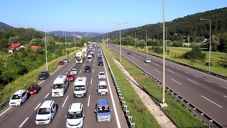 TEM otoyolunda bayram trafiği yoğunluğu