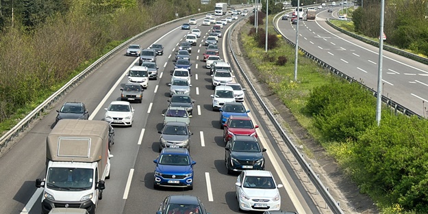 TEM Otoyolu’nda dönüş yoğunluğu! Trafik durma noktasına geldi
