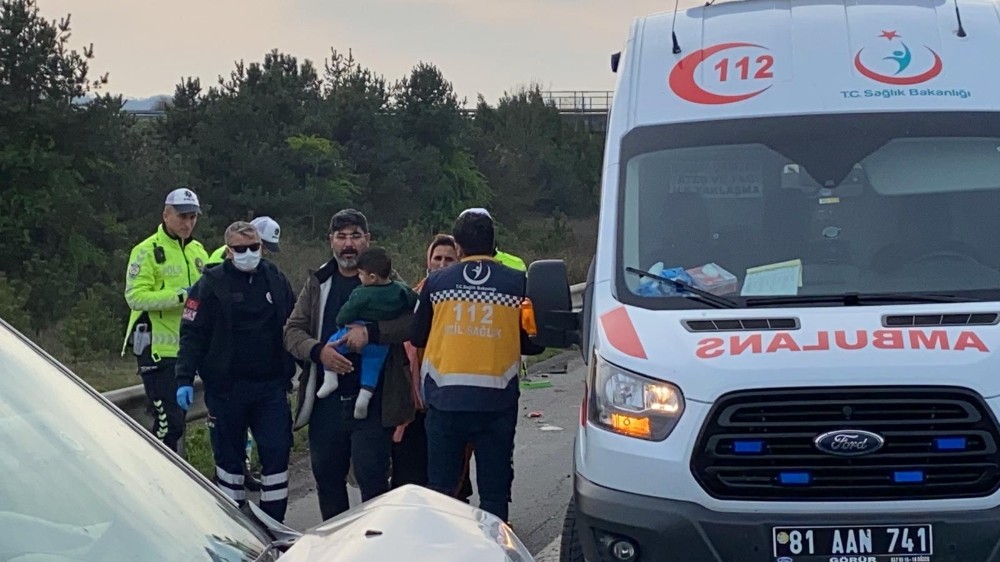 Tem otoyolunda feci kaza: 3’ü çocuk 7 yaralı 