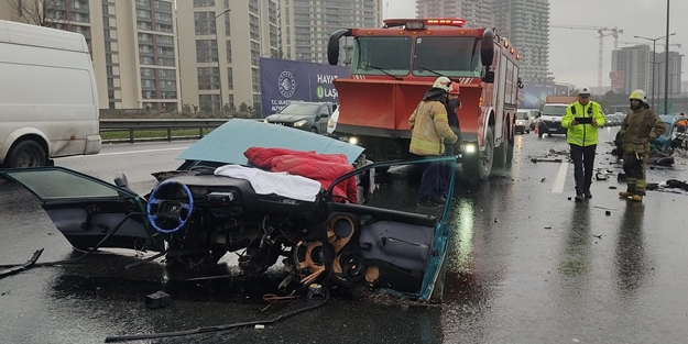 TEM Otoyolu’nda feci kaza! Otomobil ikiye bölündü