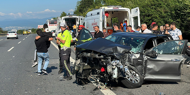 TEM Otoyolu'nda feci kaza! Yolcu otobüsü ile iki otomobil çarpıştı: Yaralılar var