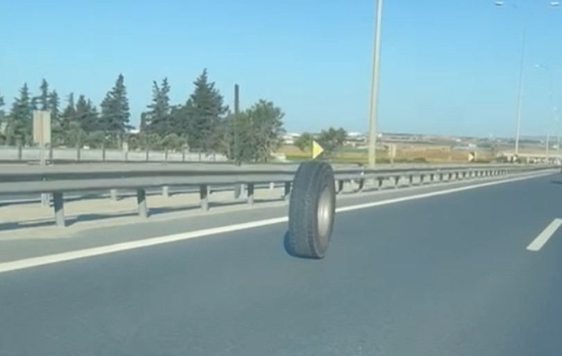 TEM Otoyolu'nda kamyonetten kopan lastiğin ilginç yolculuğu kamerada