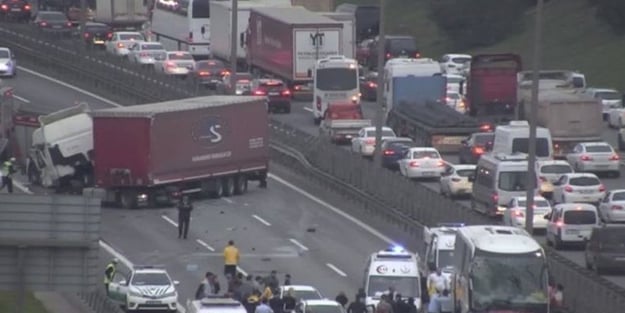 TEM Otoyolunda kaza! Yol trafiğe kapatıldı