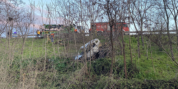 TEM Otoyolu'nda kontrolden çıkan otomobil şarampole yuvarlandı