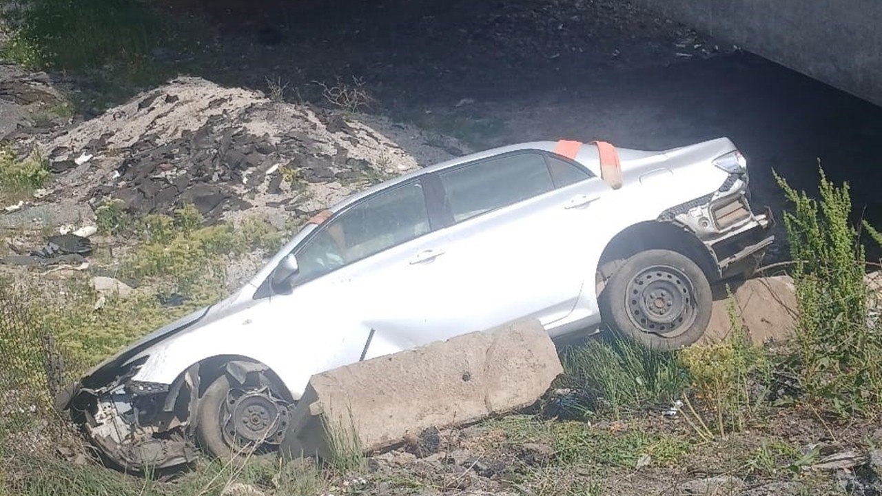 TEM Otoyolu'nda köprüden uçan otomobil kazaya neden oldu